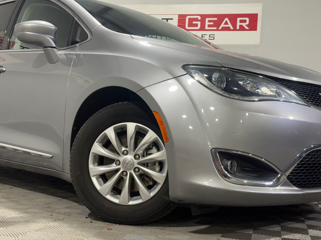 2018 Chrysler Pacifica Image 6