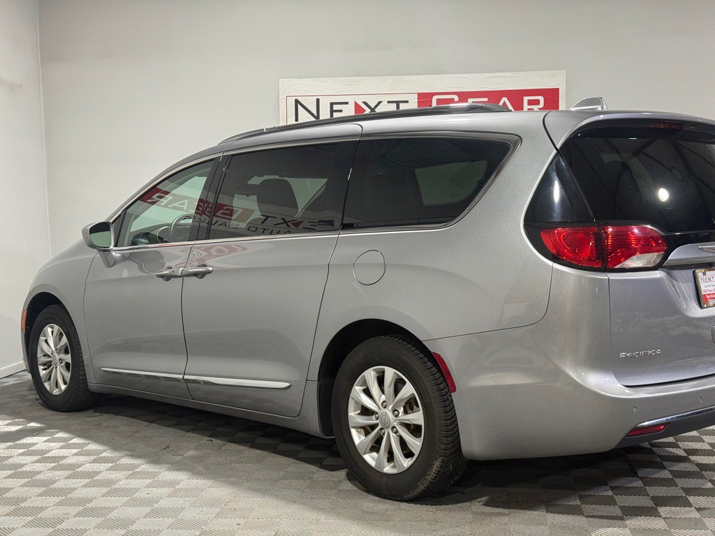 2018 Chrysler Pacifica Image 7
