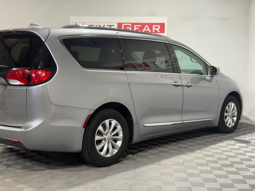 2018 Chrysler Pacifica Image 9