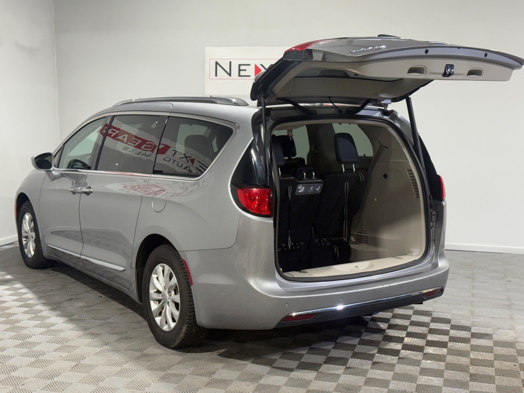 2018 Chrysler Pacifica Image 11