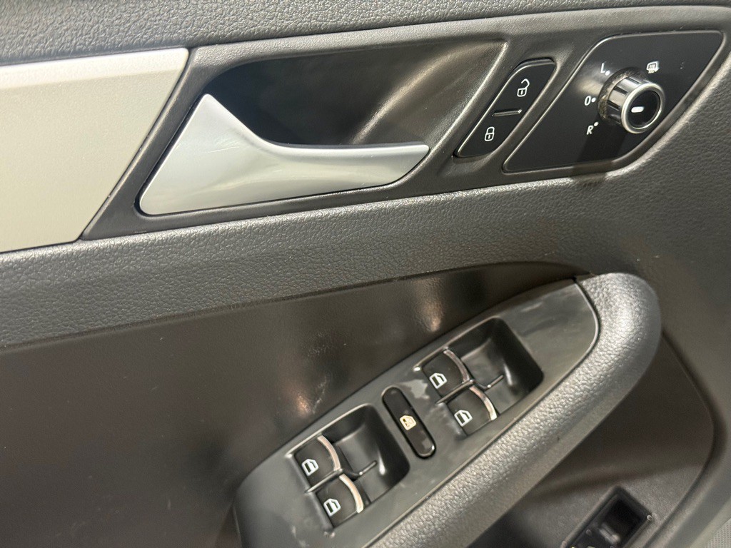 2013 Volkswagen Jetta Image 24
