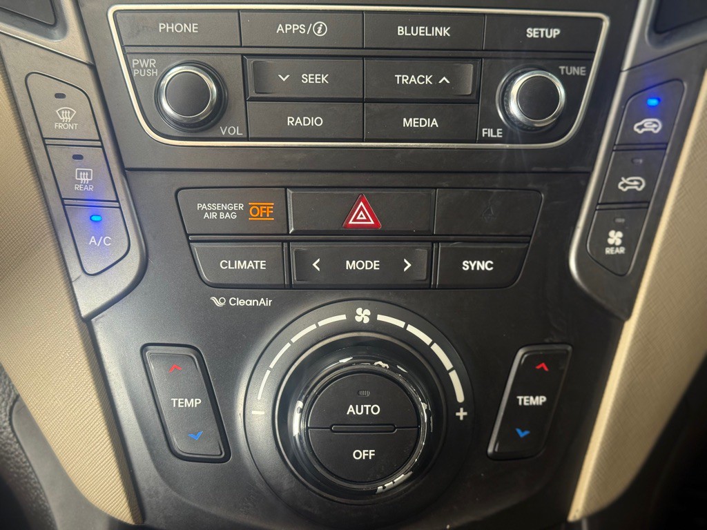 2017 Hyundai Santa Fe Image 18