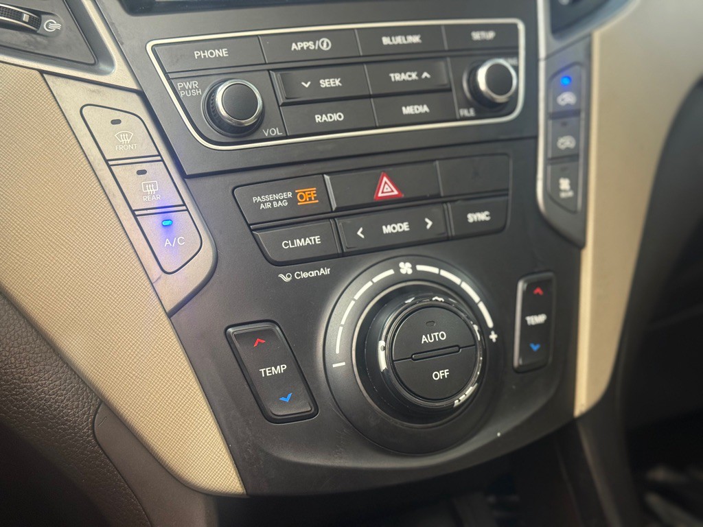 2017 Hyundai Santa Fe Image 19