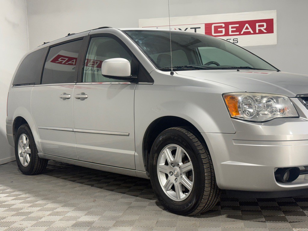 2010 Chrysler Town & Country Image 2