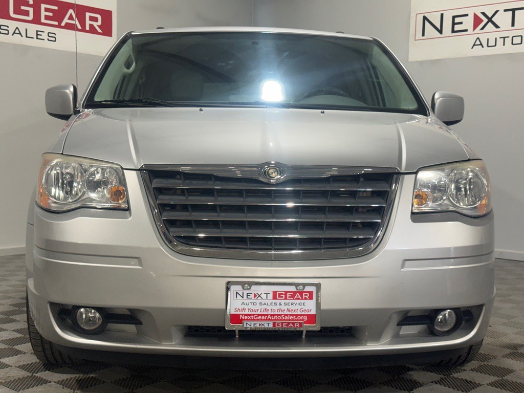 2010 Chrysler Town & Country Image 3