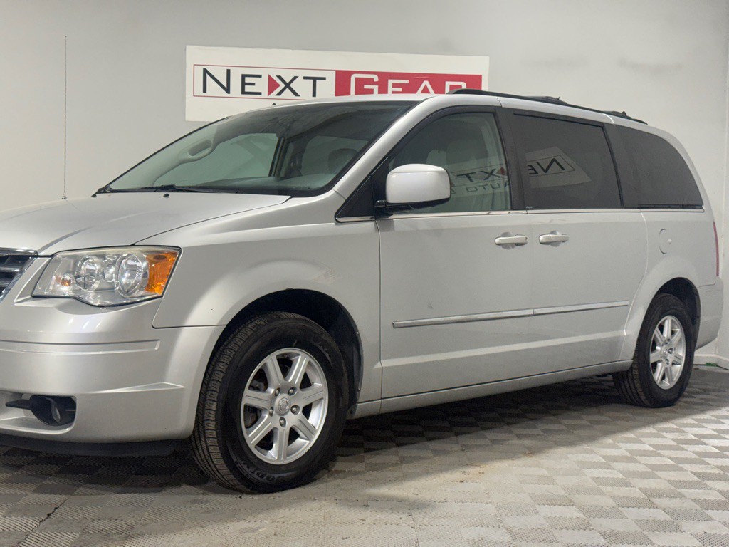 2010 Chrysler Town & Country Image 4