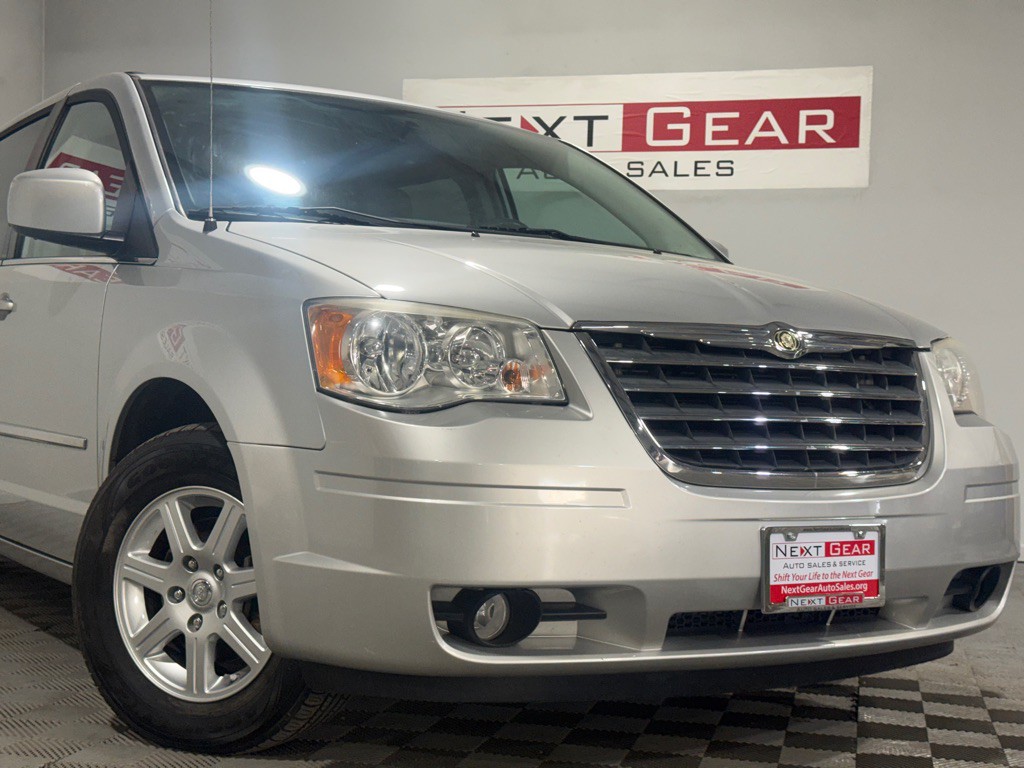 2010 Chrysler Town & Country Image 5