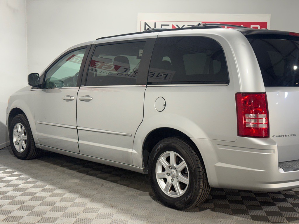 2010 Chrysler Town & Country Image 6