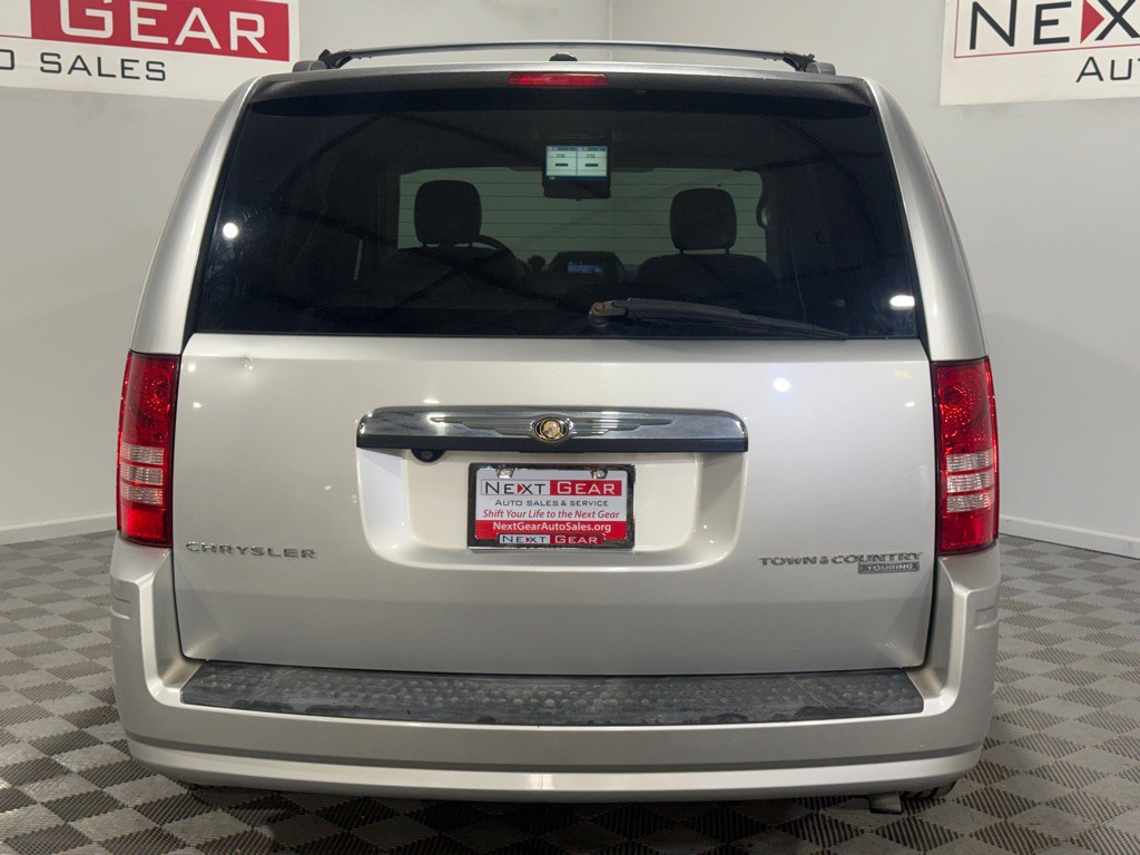 2010 Chrysler Town & Country Image 7