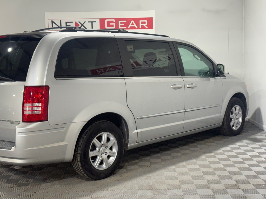 2010 Chrysler Town & Country Image 8