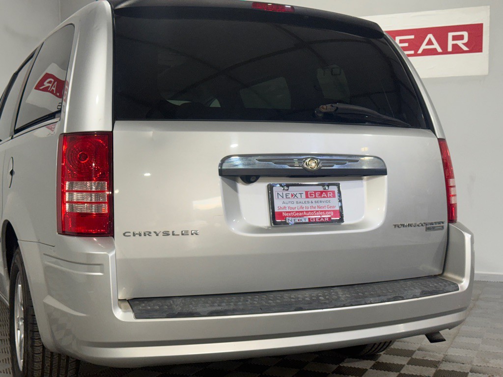 2010 Chrysler Town & Country Image 9