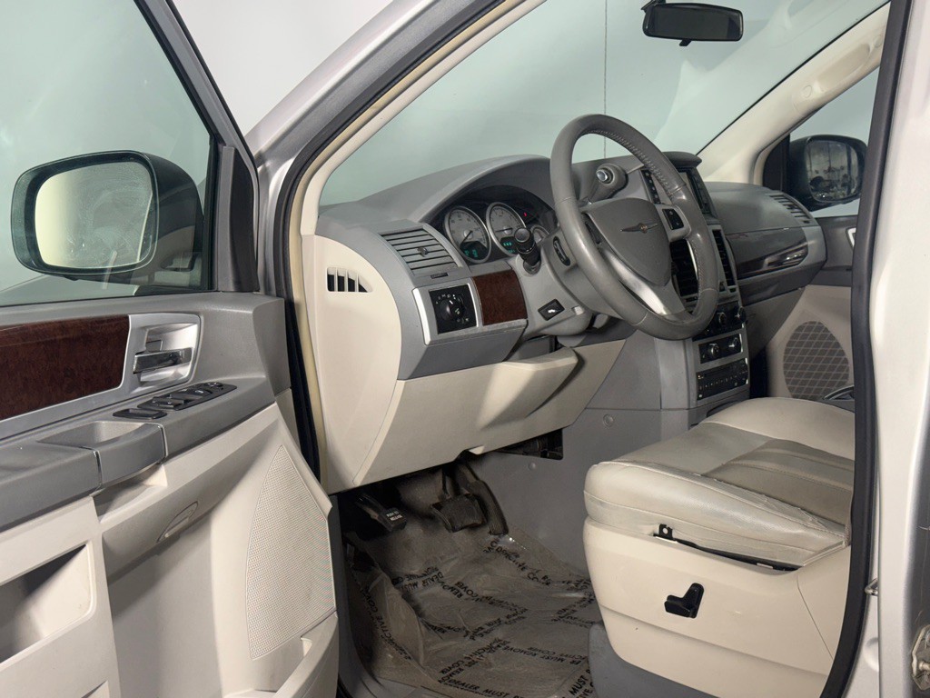2010 Chrysler Town & Country Image 10