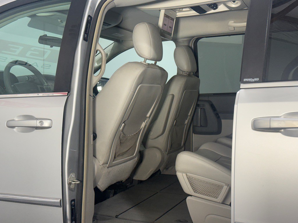 2010 Chrysler Town & Country Image 11
