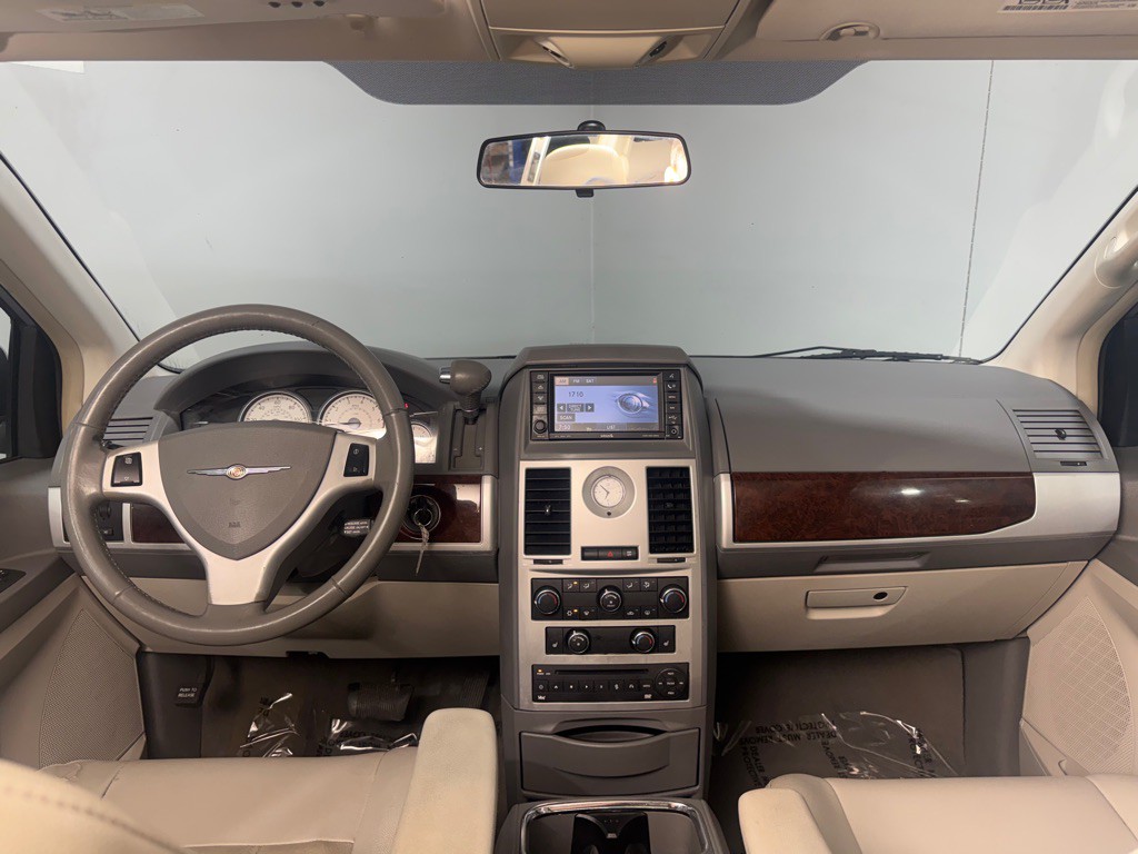 2010 Chrysler Town & Country Image 12