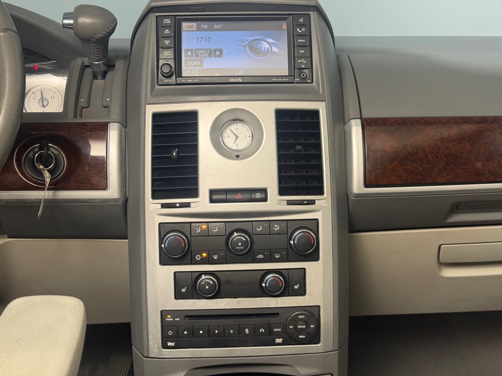 2010 Chrysler Town & Country Image 13