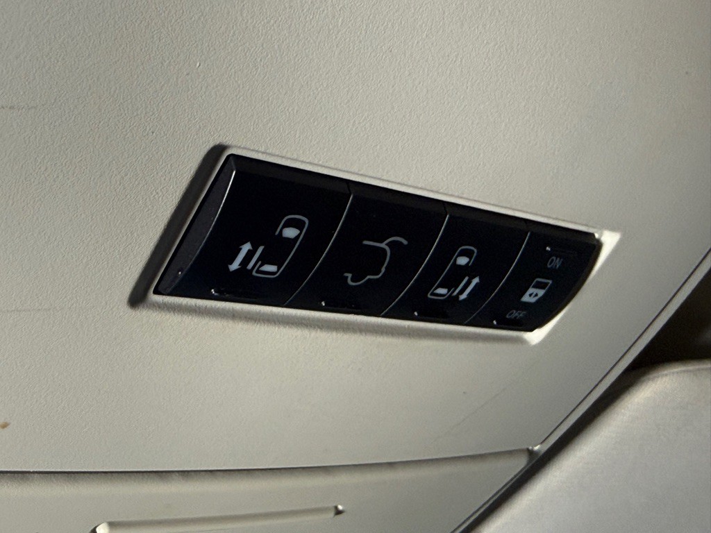 2010 Chrysler Town & Country Image 25