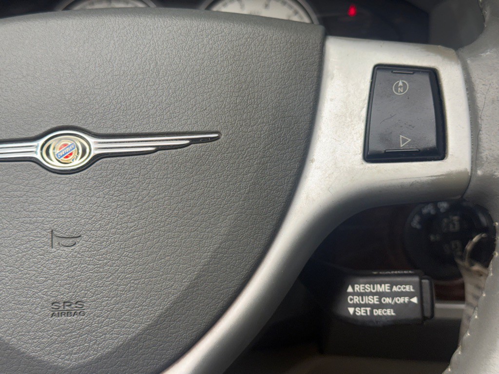 2010 Chrysler Town & Country Image 28