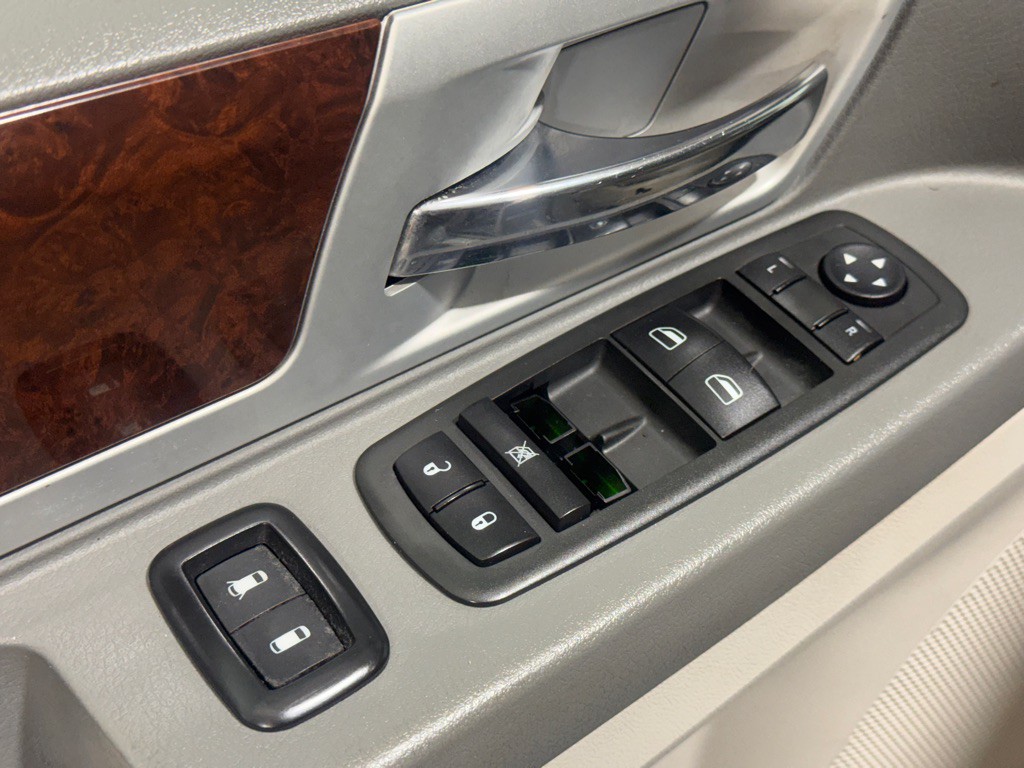 2010 Chrysler Town & Country Image 32