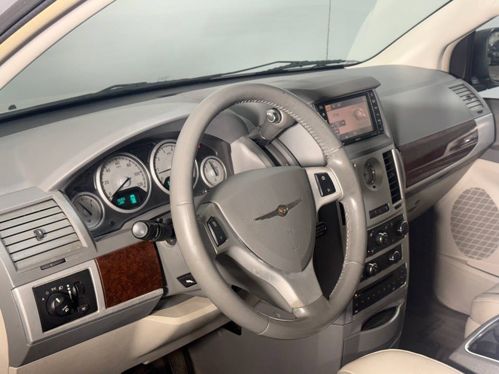2010 Chrysler Town & Country Image 33