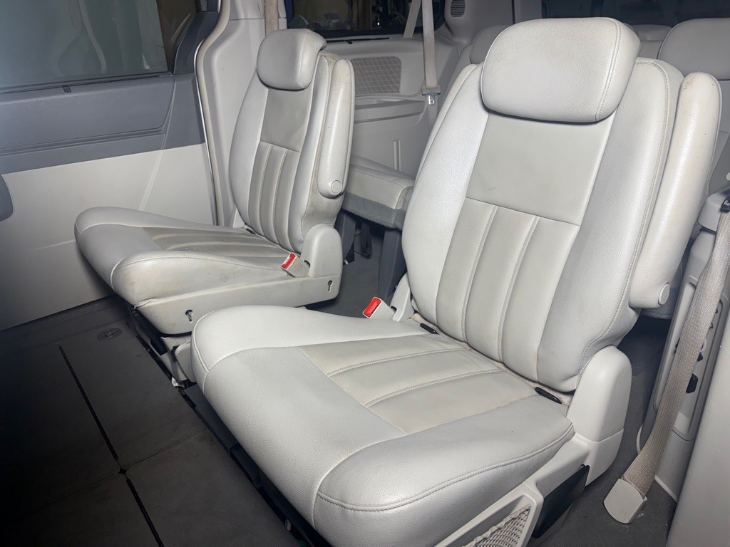 2010 Chrysler Town & Country Image 35