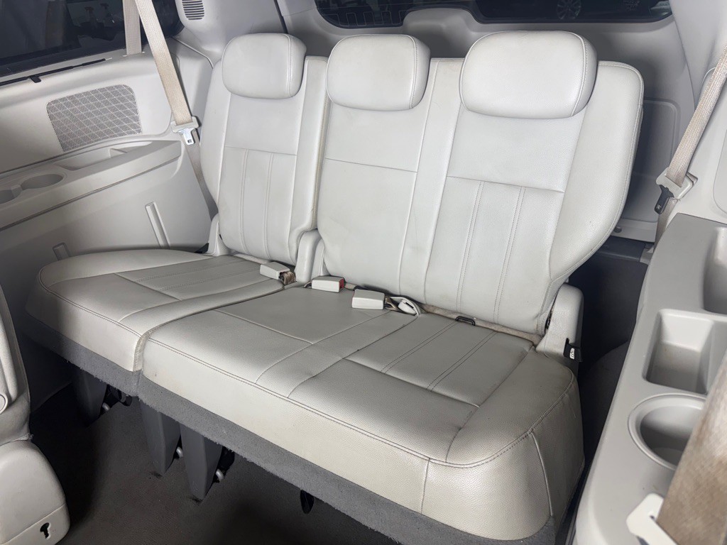 2010 Chrysler Town & Country Image 36