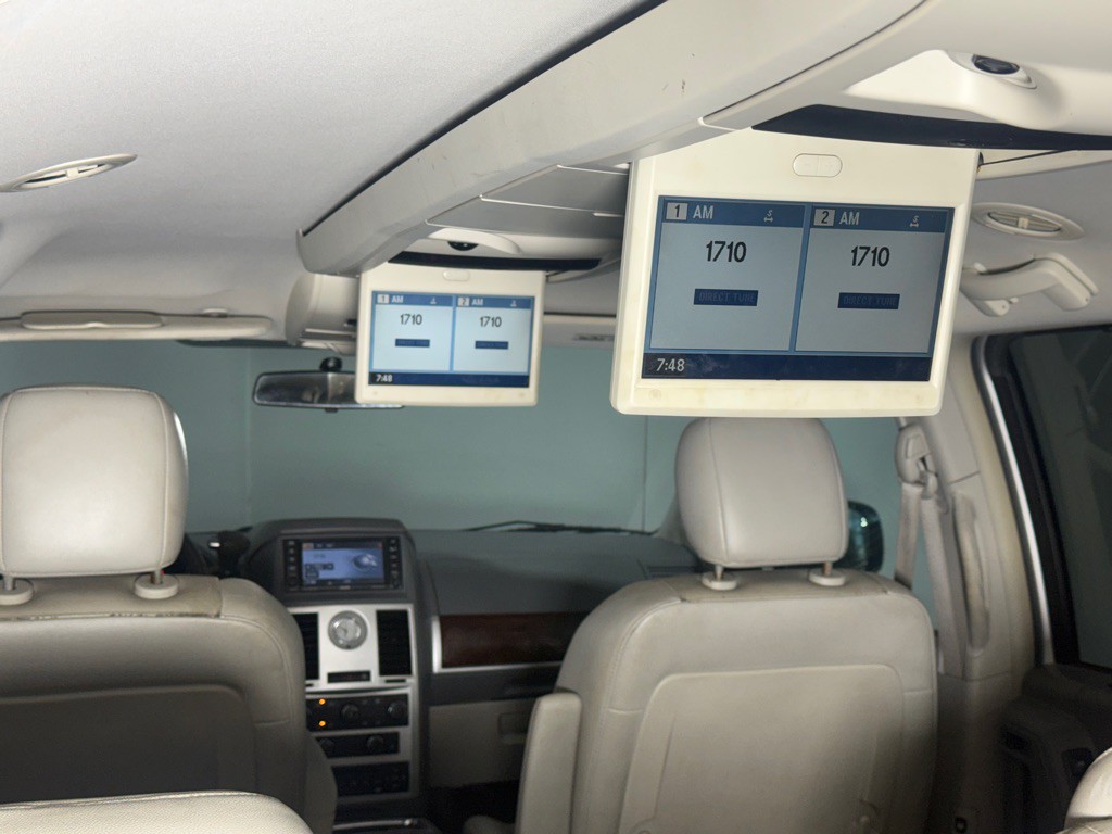 2010 Chrysler Town & Country Image 37