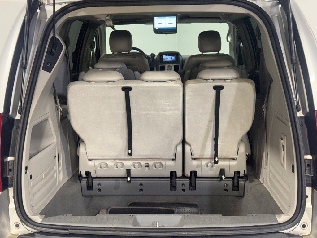 2010 Chrysler Town & Country Image 39