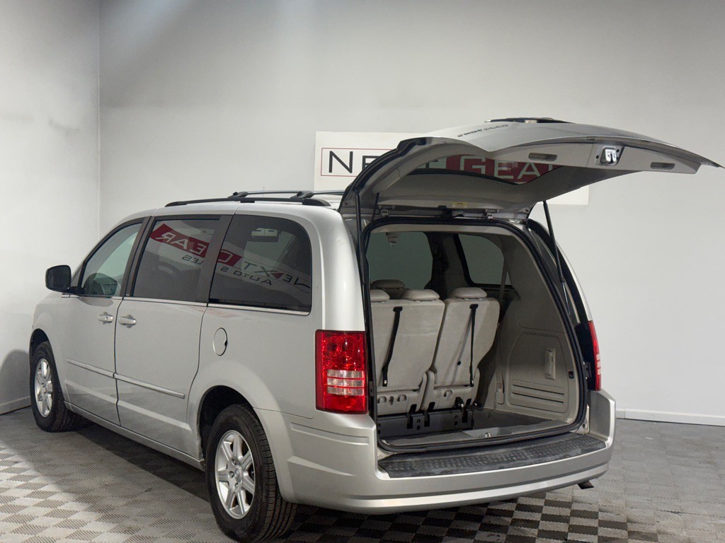 2010 Chrysler Town & Country Image 40