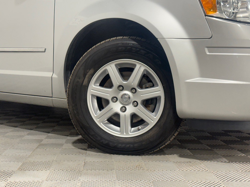 2010 Chrysler Town & Country Image 44