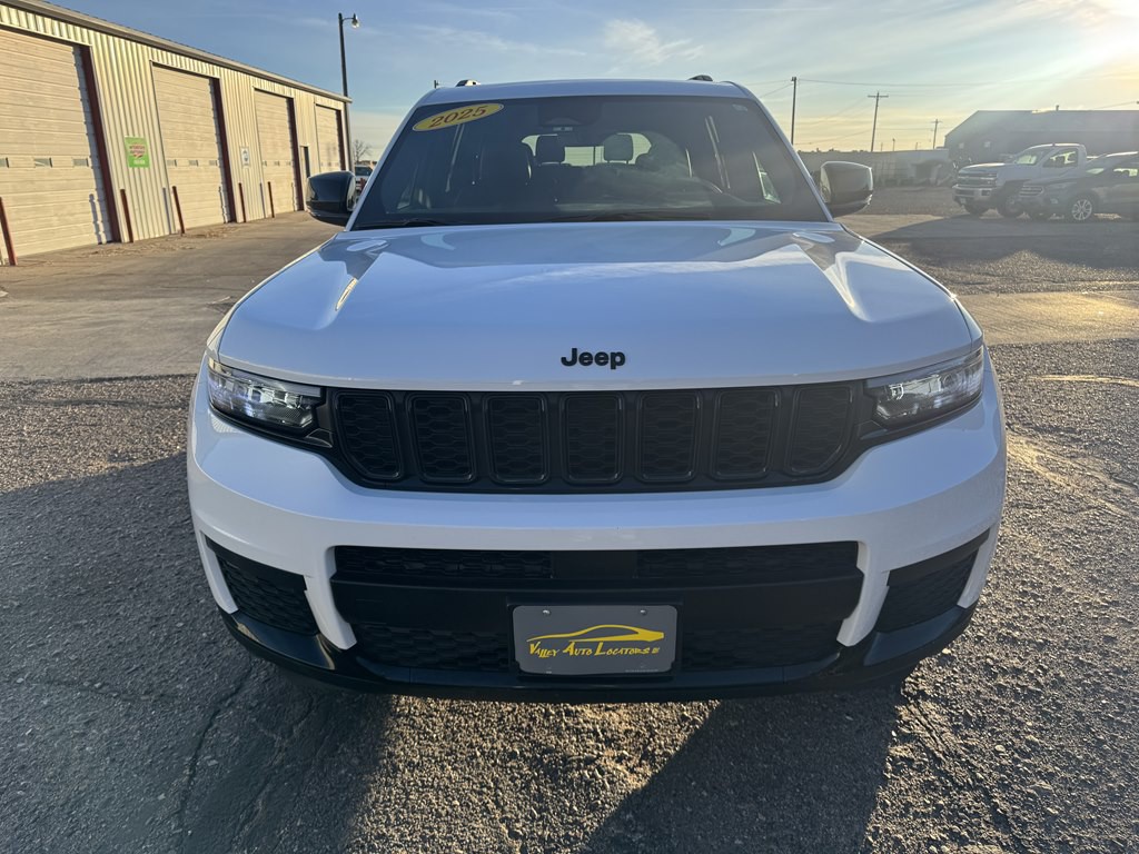 2025 Jeep Grand Cherokee Image 2