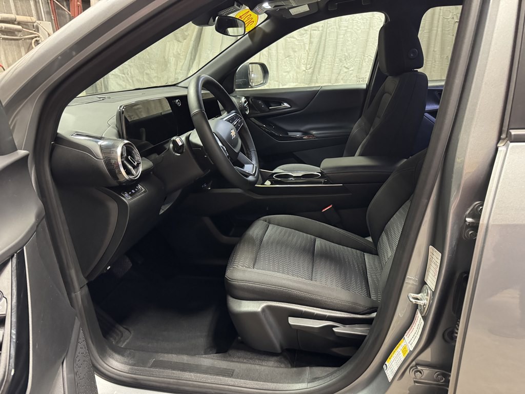 2025 Chevrolet Equinox Image 2