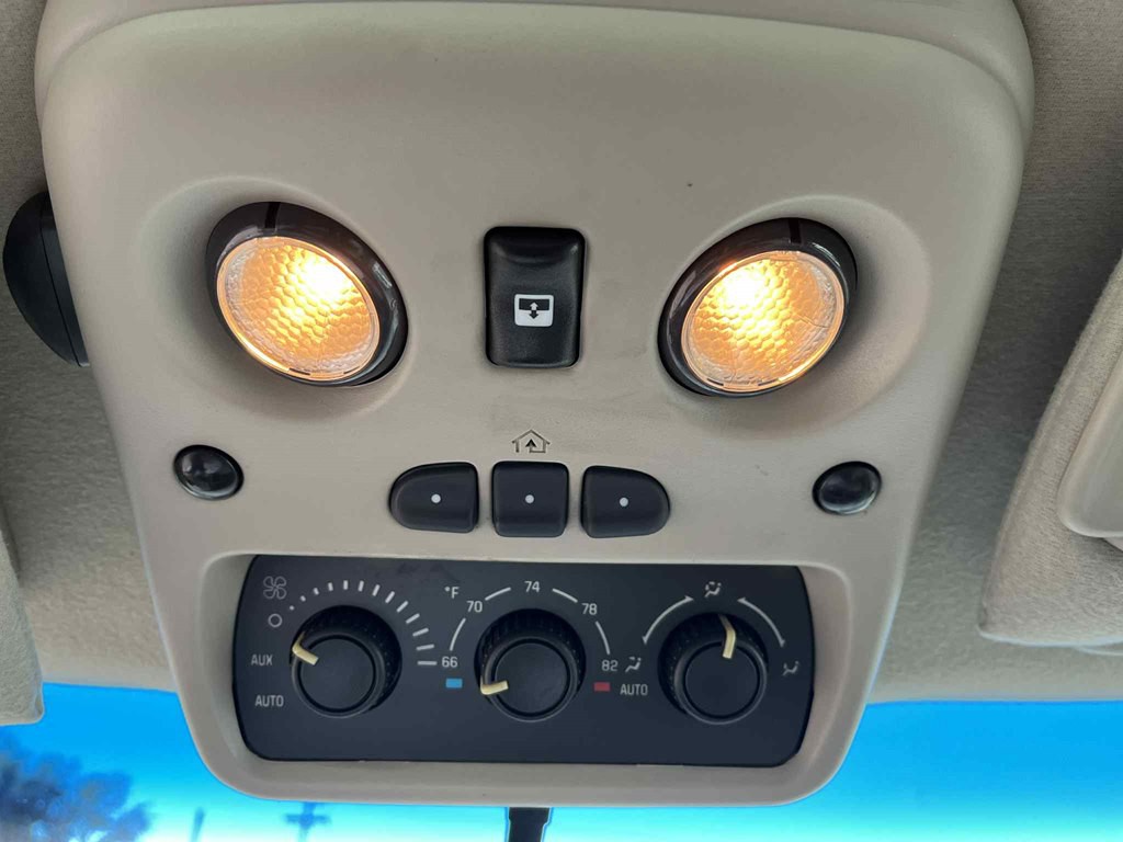 2003 Cadillac Escalade Image 25