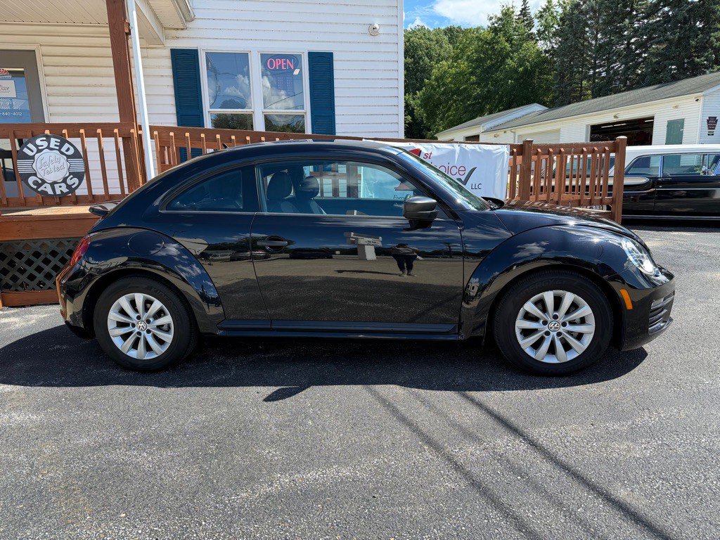 2018 Volkswagen Beetle Image 2