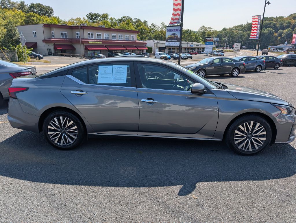 2023 Nissan Altima Image 2