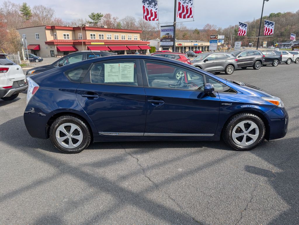 2013 Toyota Prius Image 2