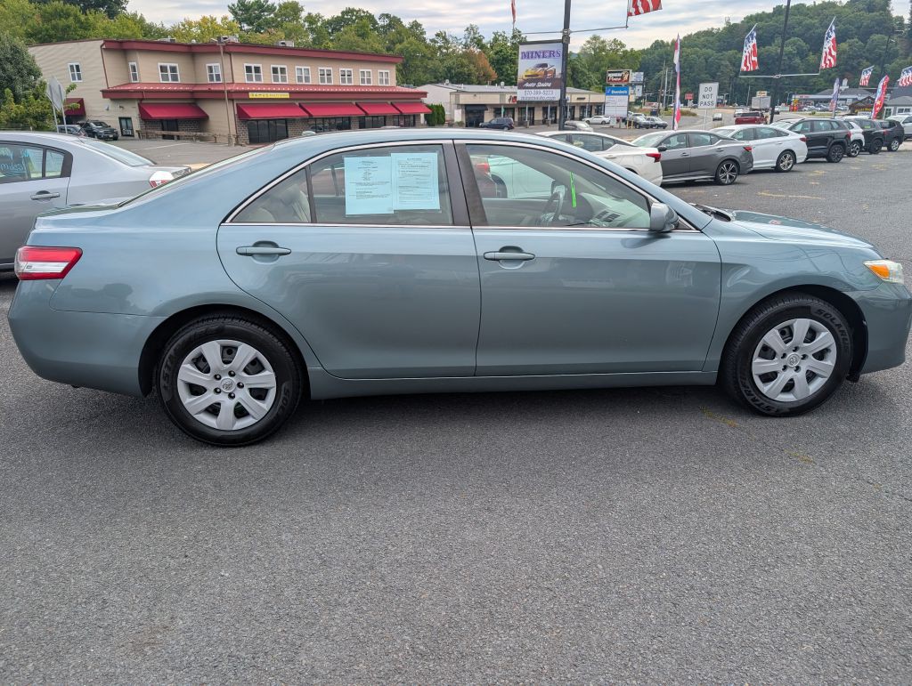 2010 Toyota Camry Image 2