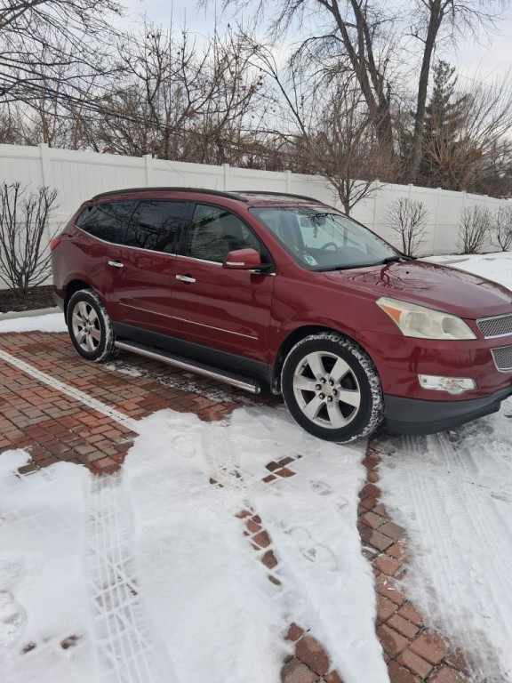 2011 Chevrolet Traverse Image 2