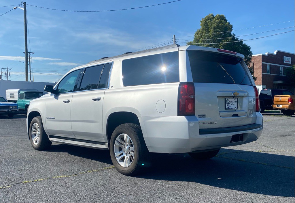 2015 Chevrolet Suburban Image 3
