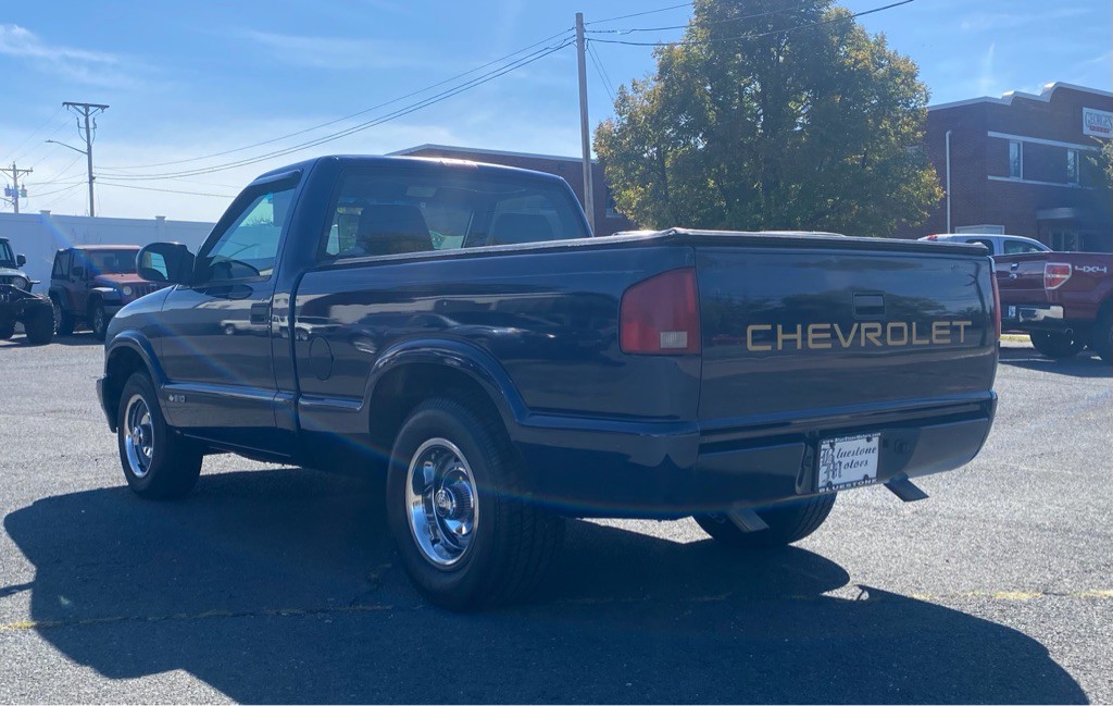 2002 Chevrolet S10 Image 3