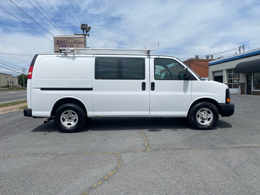 2005 Chevrolet Express Image 2