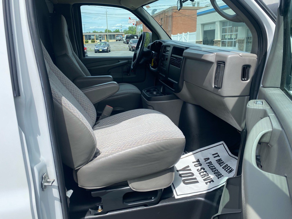 2005 Chevrolet Express Image 6