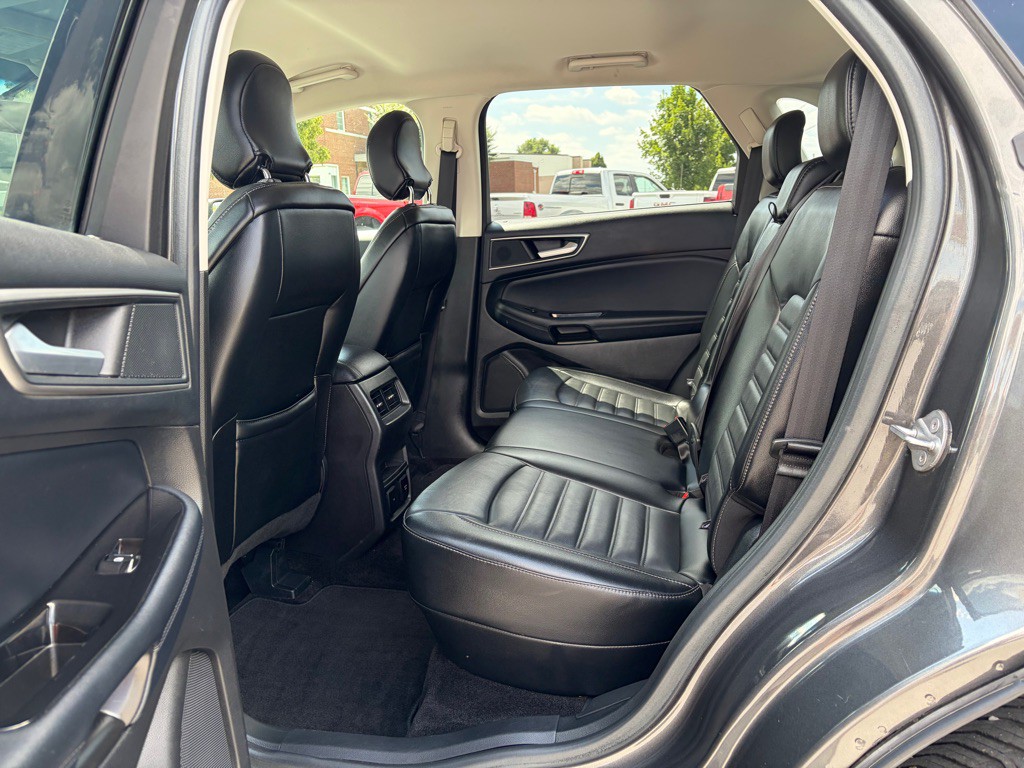 2017 Ford Edge Image 8