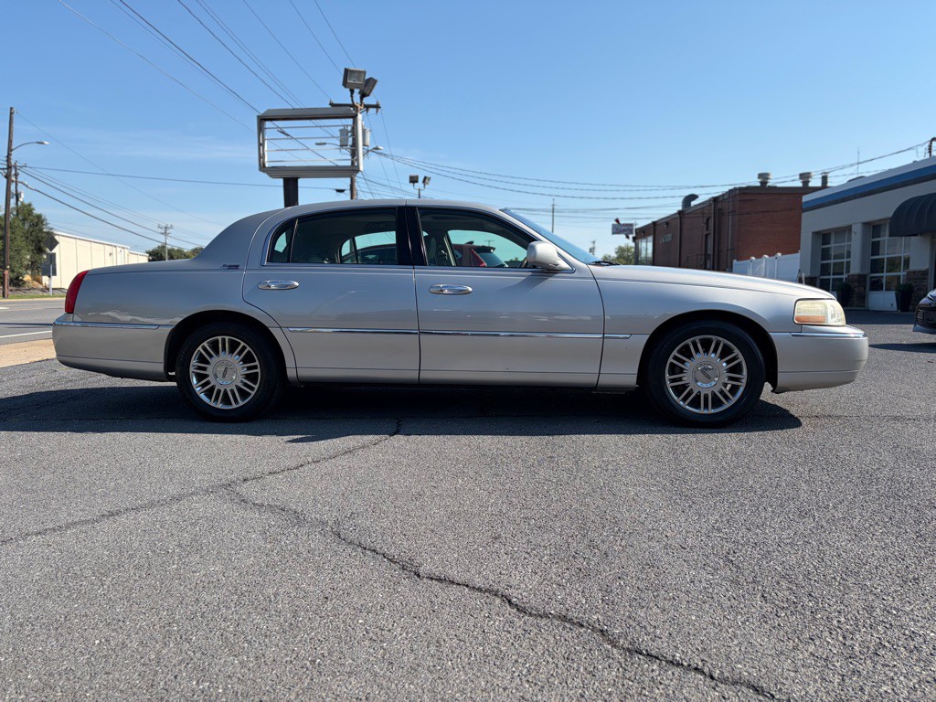 2006 Lincoln Town Car Image 2
