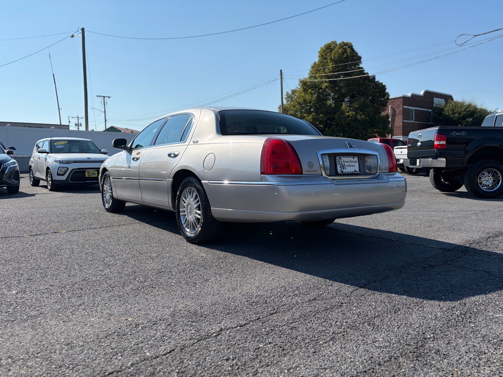 2006 Lincoln Town Car Image 3