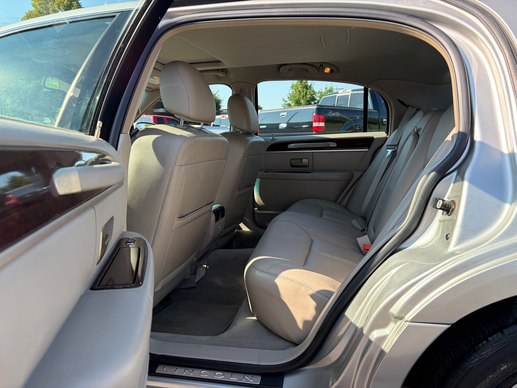 2006 Lincoln Town Car Image 7
