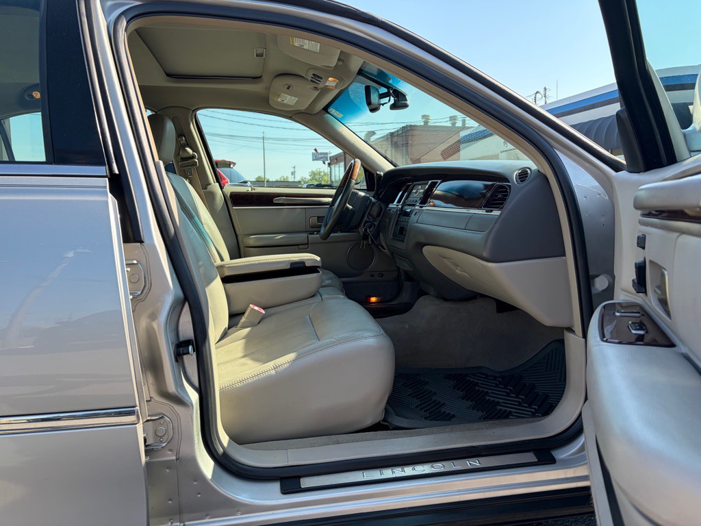 2006 Lincoln Town Car Image 8