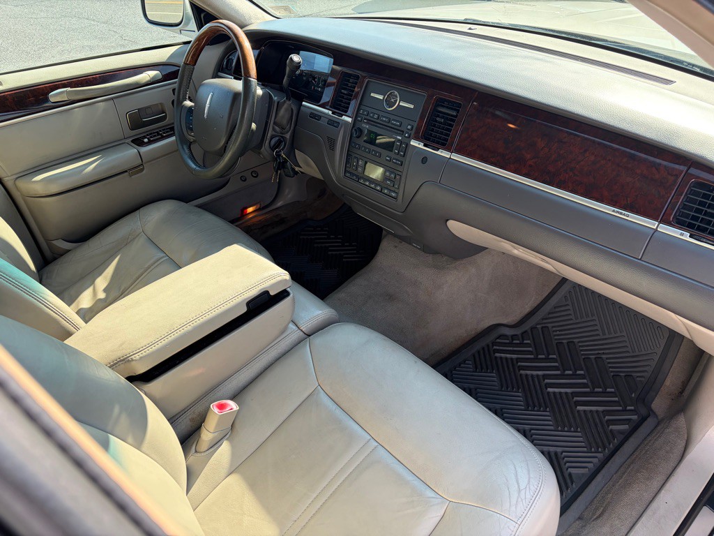 2006 Lincoln Town Car Image 9