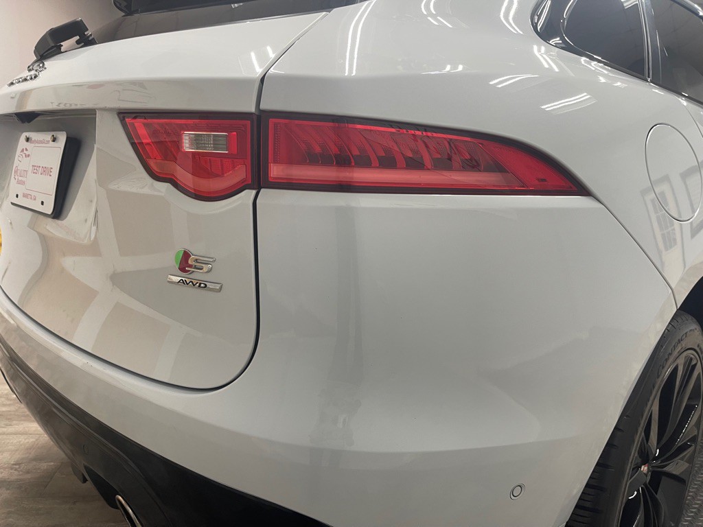 2017 Jaguar F-PACE Image 12