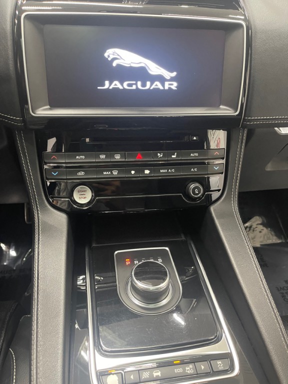 2017 Jaguar F-PACE Image 21
