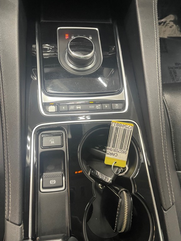 2017 Jaguar F-PACE Image 22